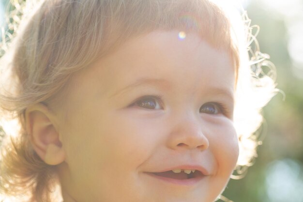 Enfants souriant sourire mignon enfant drôle visage recadré gros plan portrait de tête de bébé en plein air