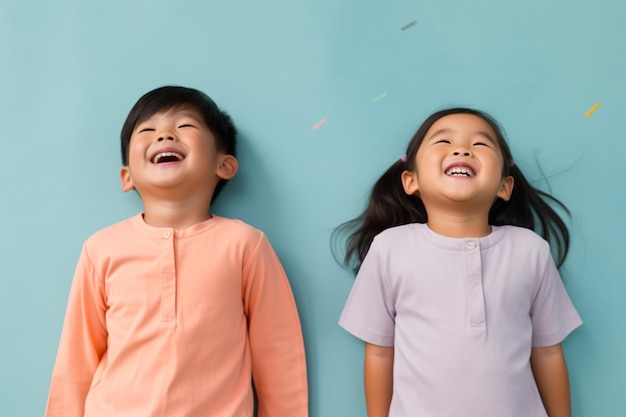 Des enfants souriants à l'arrière-plan coloré