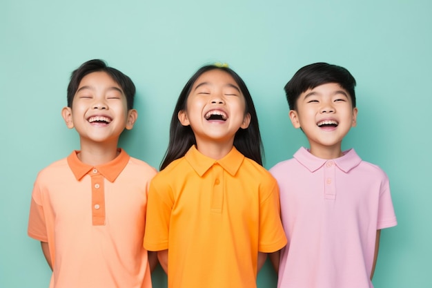 Des enfants souriants à l'arrière-plan coloré