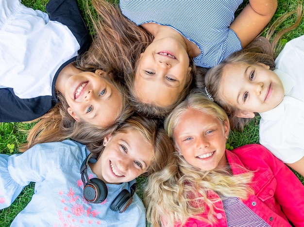 Enfants souriants heureux