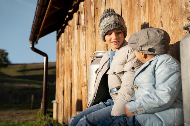 Enfants souriants de plan moyen à la campagne