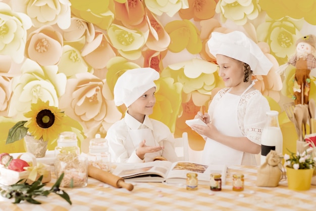 enfants sous la forme d'un chef pour préparer de délicieux