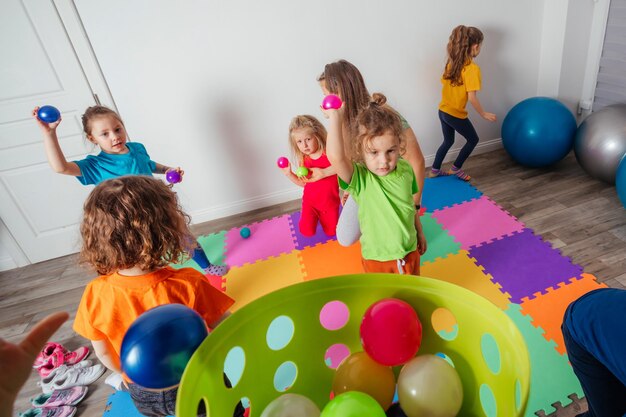 Enfants sportifs profitant d'activités avec un jeune enseignant