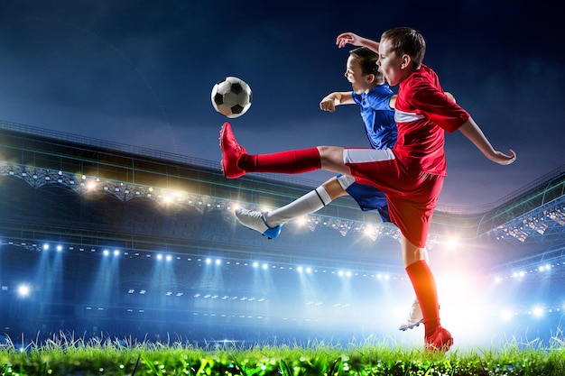 Enfants sur un stade de football. Technique mixte