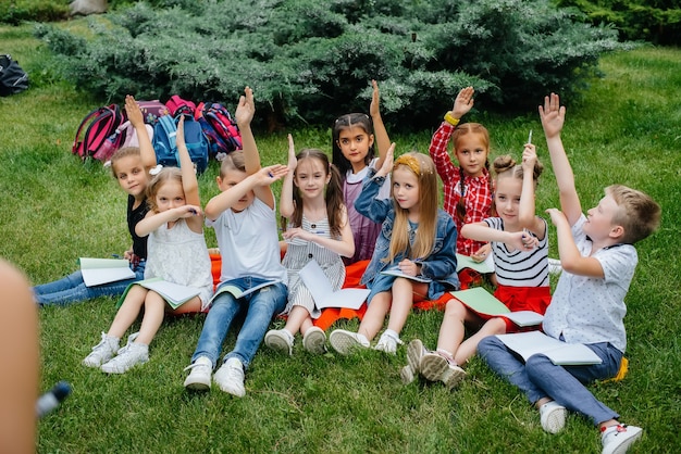 Les enfants suivent des cours en plein air dans le parc.