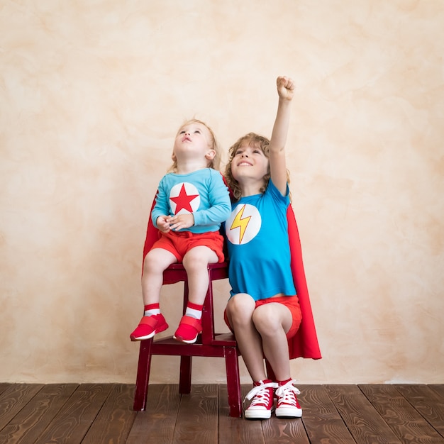 Enfants de super-héros jouant à la maison