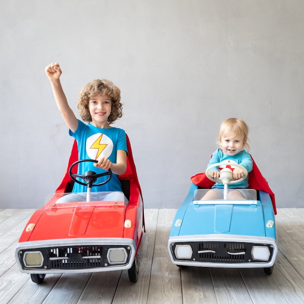 Enfants super-héros jouant à la maison