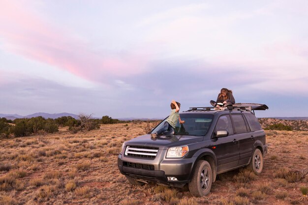 Enfants sur SUV au coucher du soleil Galisteo Basin Santa Fe NM