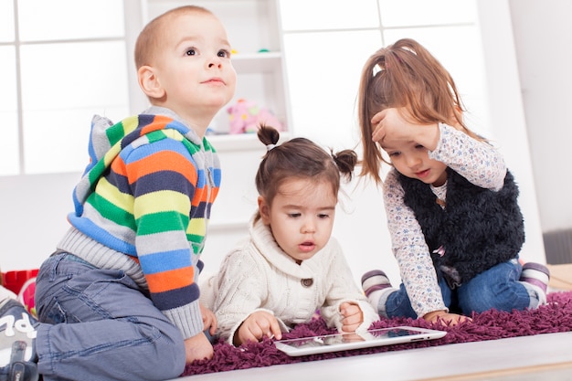 Enfants avec tablette