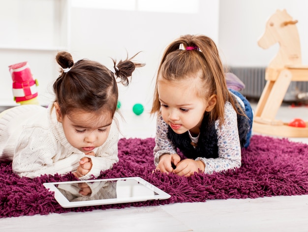 Enfants avec tablette