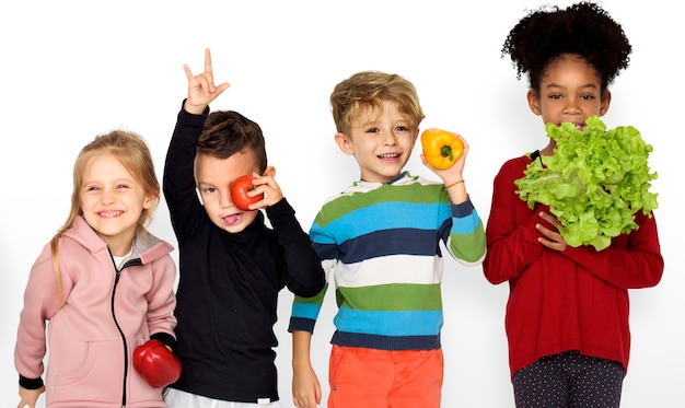 Photo enfants tenant des aliments sains de légumes