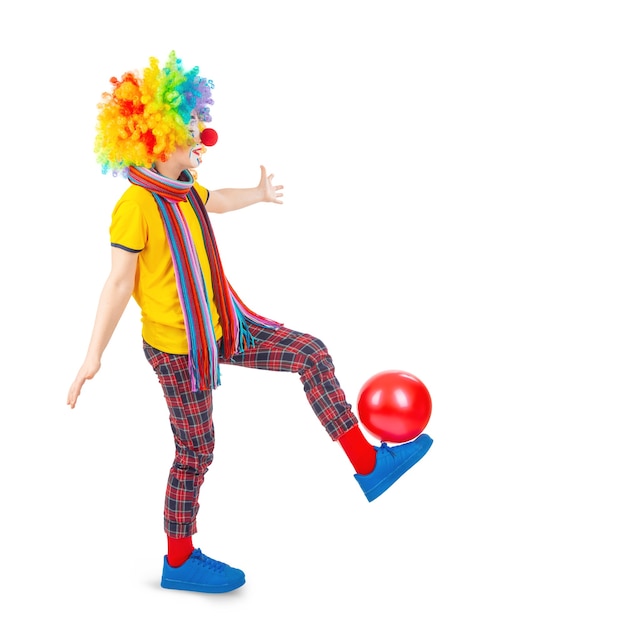 Enfants en tenues de clowns colorés isolés sur fond blanc