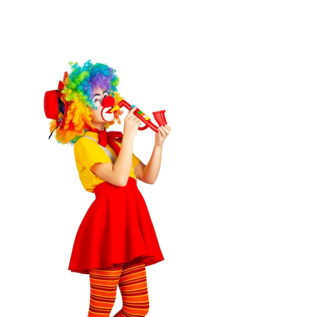 Enfants en tenues de clowns colorés isolés sur fond blanc