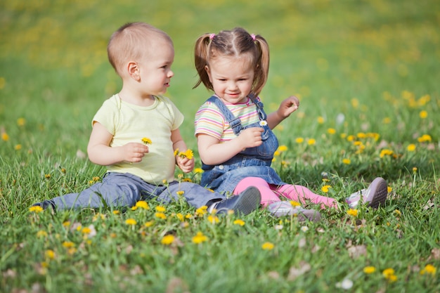 Les enfants sur le terrain