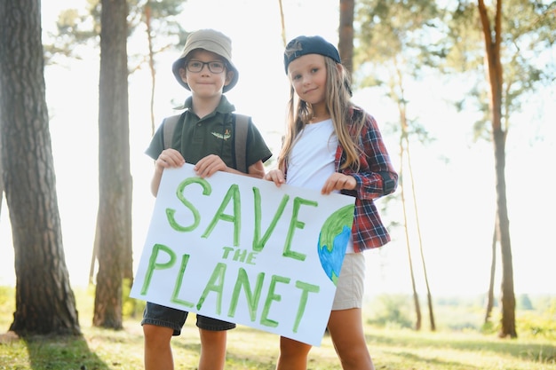 Les enfants tiennent une affiche Sauvons la planète Jour de la Terre Sauvons la planète de la pollution