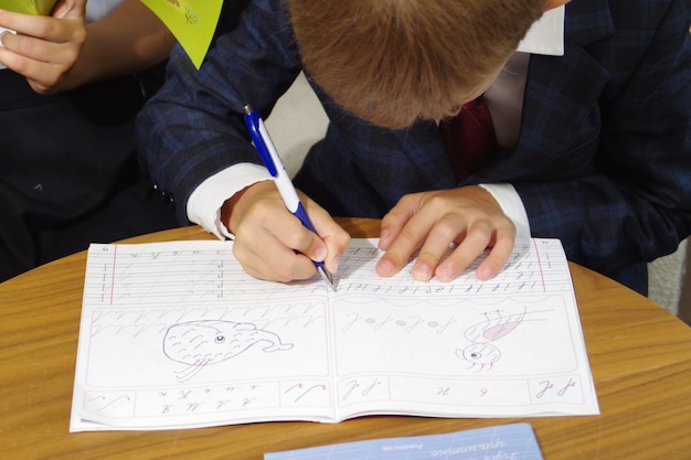 les enfants tiennent un cahier avec des devoirs assignés en classe