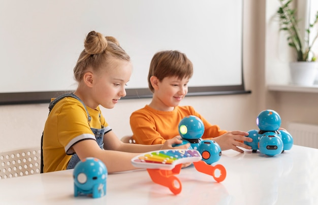 Enfants de tir moyen à l'école