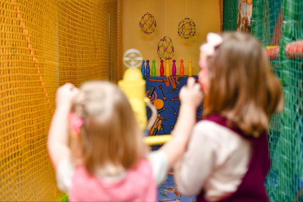 Des enfants tirent sur des cibles avec une arme-jouet