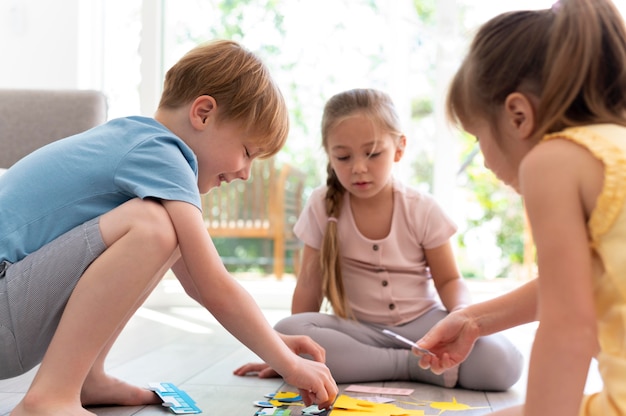 Enfants travaillant en équipe se bouchent