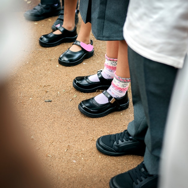 Enfants en uniforme d&#39;école debout en ligne