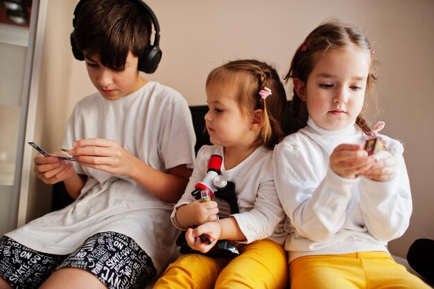 Enfants utilisant un microscope apprenant des cours de sciences à la maison.