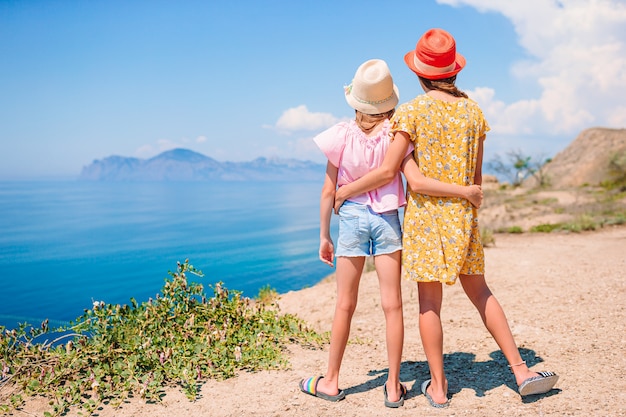 Enfants en vacances dans les montagnes