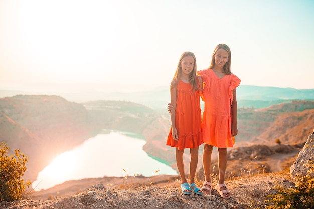 Photo enfants en vacances sur un paysage de roche blanche