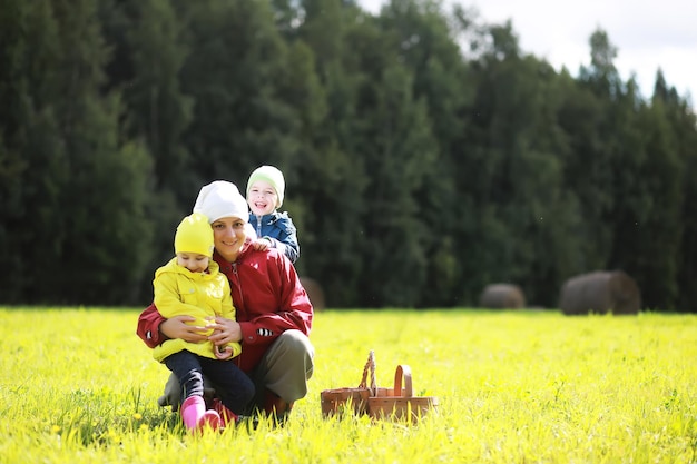 Les enfants vont dans la forêt pour les champignons