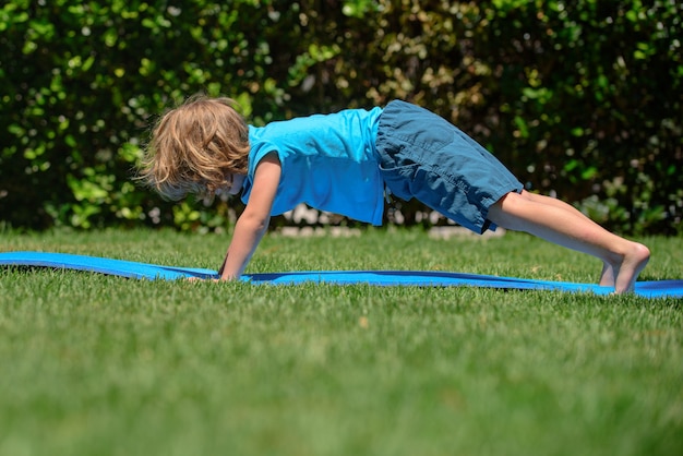 Enfants yoga enfant faisant des exercices de yoga garçon yoga en plein air