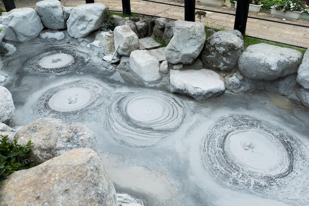 L'enfer des bulles de boue à Beppu