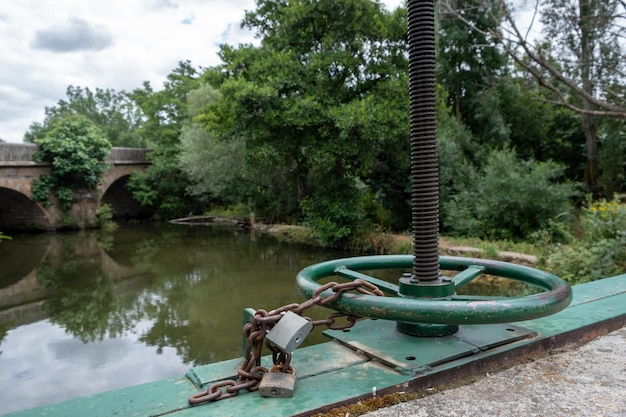 Engrenages de commande de porte d'écluse d'eau avec roues dentées sur canal avec cascade