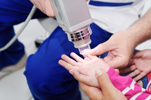 Enlèvement des verrues en clinique de dermatologie. Le médecin supprime les formations cutanées avec un équipement spécial - kriodestruktor.