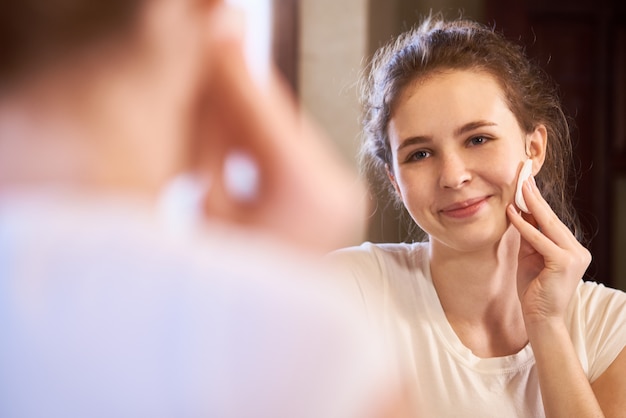 Enlever le maquillage du visage