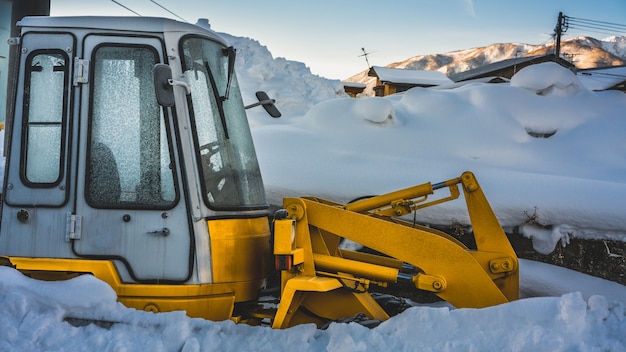 Enlever la neige avec un camion de charrue