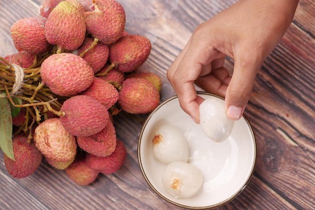 Enlever la peau d'un litchi de haut en bas