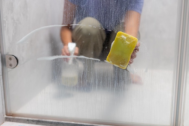 Enlever les taches et les dépôts d'eau dure dans la salle de bain