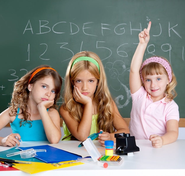 ennuyeux étudiant triste avec fille intelligente enfants levant la main