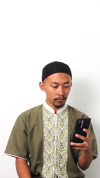 Ennuyeux pendant le Ramadan, un Indonésien vérifie son téléphone