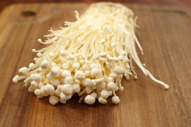 Enoki Flammulina velutipes champignon blanc utilisé dans la nourriture et les salades Close up