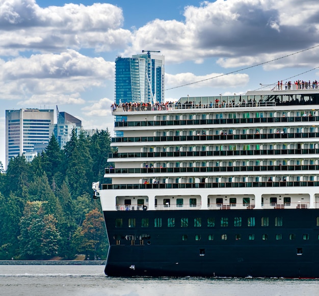Un énorme bateau de croisière quittant le port de Vancouver pour un tour du monde en mer