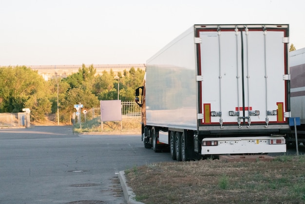 Énorme camion avec wagon livrant des colis à l'extérieur