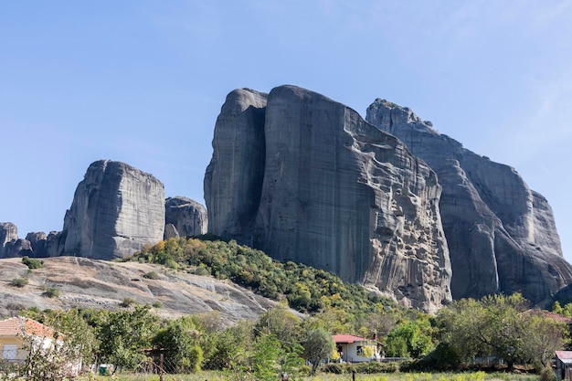 L'énorme formation de piliers rocheux de Météores altération par le vent de l'eau et les températures extrêmes sur les failles verticales de la Grèce centrale