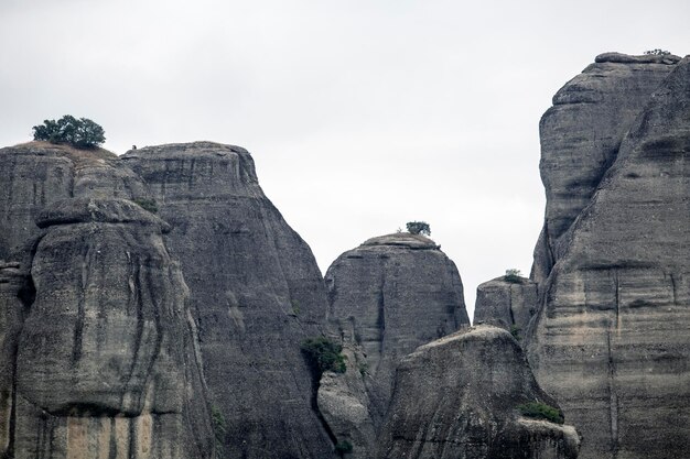 L'énorme formation de piliers rocheux des Météores altération par le vent de l'eau et les températures extrêmes sur les failles verticales Grèce