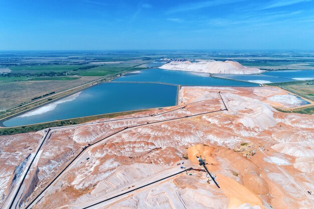 Un énorme monticule de sel de potassium Stockage de roches à l'aide d'un épandeur