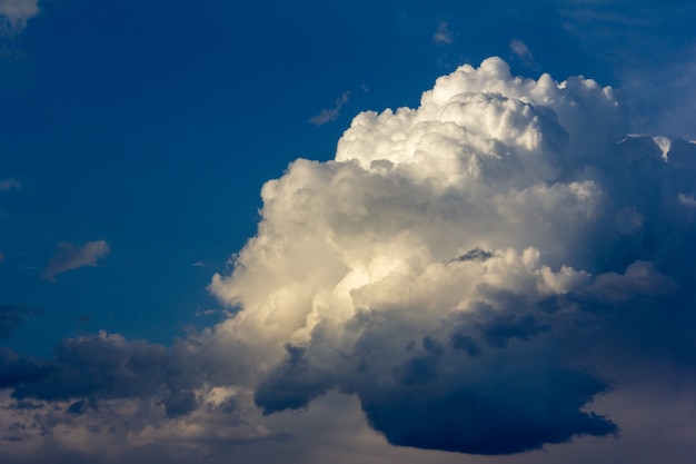 Un énorme nuage de Cumulus dans le ciel bleu