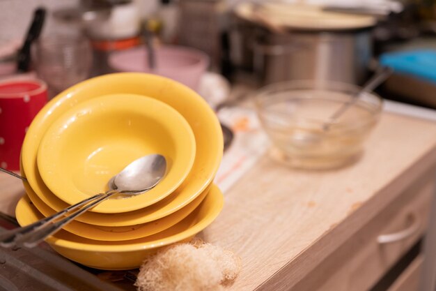 Photo Énorme tas de vaisselle sale attendant le colocataire dans la cuisine