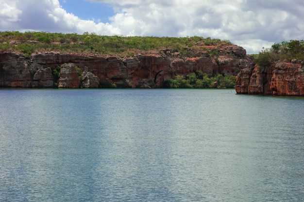 Les énormes canyons de la rivière San Francisco Sergipe Brésil Les eaux vertes et les murs orange