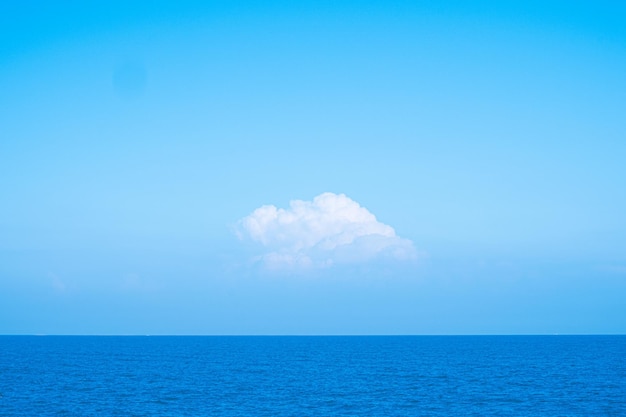 D'énormes nuages blancs moelleux fond de ciel avec fond de ciel bleu sur l'océan