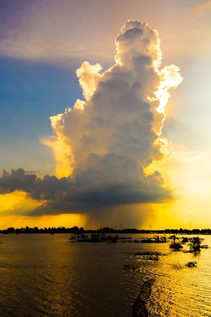 Les énormes nuages se transformaient en pluie, cachant le soleil derrière eux.