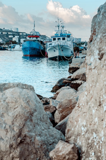 Photo Énormes pierres sur la plage